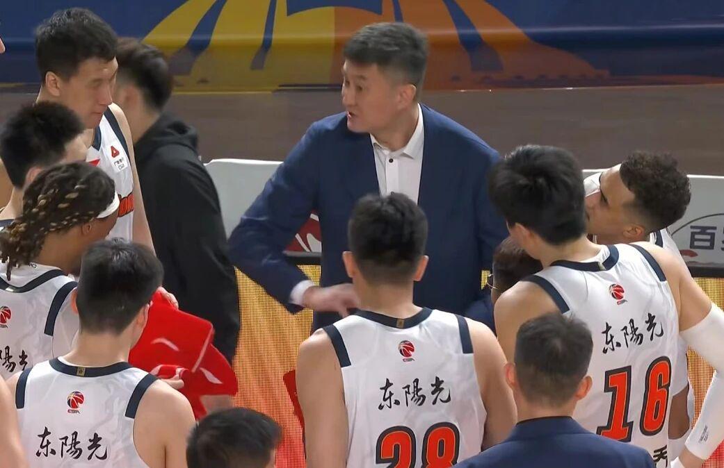 AG体育官方入口-CBA最新消息！广东男篮球票滞销，张庆鹏帅位不稳，上海两将复出